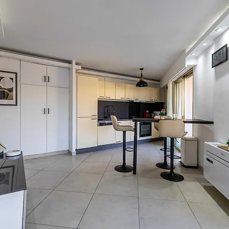 With Terrace And Sea View 2min From The Lejlighed